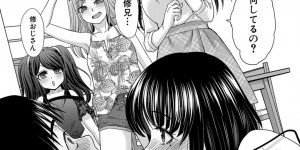 【エロ漫画】ルームシェアしている男性とイチャラブセックスしちゃうお姉さん…騎乗位で生ハメで突かれてアヘ顔でイキまくり連続中出しされるとお掃除フェラでなんどもヌイてあげちゃうと３人の姉が帰宅してエッチしているところを見られてしまう【板場広し：親戚淫ら〜第６話〜】