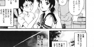【エロ漫画】娘に犯されちゃう母親…そこに兄が止めに入るとフェラをして誘惑する妹といっしょに母もWフェラをしていちゃラブ３Pセックスしちゃう【山咲まさと：トライアングル】