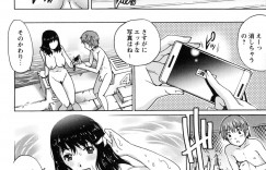 【エロ漫画】夜のプールにスマホを探しに来たショタ男子生徒の前に現れた巨乳女教師…自分の写真ばかり撮影してあるスマホを見ながら感心して、男子生徒に写真を撮ってもらう！【やながわ理央：ミッドナイトプール】