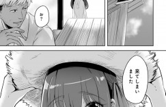 【エロ漫画】海の家で部屋の奥に案内されるもいきなり襲われちゃう巨乳のお姉さん…おっぱい揉みや手マンをされてバックで生ハメ中出しイチャラブセックスしちゃう【けーき：NTRシーサイド】