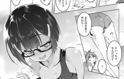 【エロ漫画】友人が貸してくれたスク水を着て海にやって来たちっパイロリ人妻…違和感がないその水着姿で酒を呑みながら休みを満喫する！【田辺京：プチスク妻サマー】