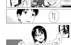 【エロ漫画】後輩とセックスをするために部室に集まった卒業間近の先輩JK…2人だけの部室で窓際から他の生徒を見下ろしながら中出しセックス！【桐原湧】