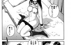 【エロ漫画】体育の授業中に突き指してしまった男子生徒を保健委員のため保健室へ付き添う巨乳クラスメイトJK…保健室で上から物が落ちてきた拍子に身体が密着してしまい男子生徒が射精してしまう！【松沢慧】